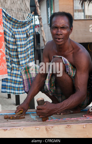 Mare gypsy uomo al lavoro su Mabul Isola, Borneo, Malaysia Foto Stock