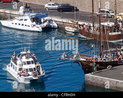 Gite in barca lasciando Los Gigantes Harbour sulla osservazione di balene e delfini Escursione tenerife spagna Foto Stock