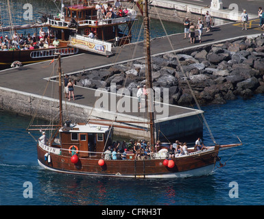 Barca lasciando Los Gigantes Harbour osservazione di balene e delfini viaggio Tenerife SPAGNA Foto Stock