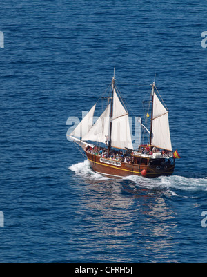 Barca pinna ONU lasciando Los Gigantes Harbour osservazione di balene e delfini viaggio Tenerife SPAGNA Foto Stock