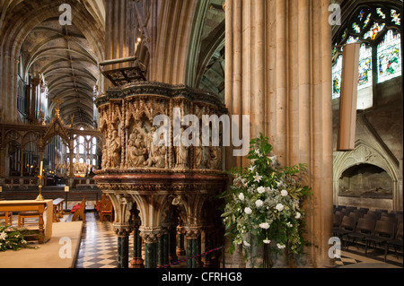 Regno Unito, Inghilterra, Worcestershire, cattedrale di Worcester interno, riccamente intagliato pulpito di pietra e cudiero Foto Stock