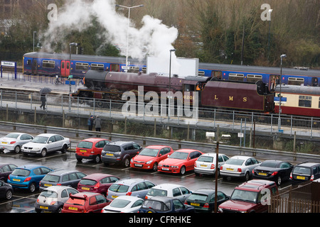 Treno a vapore attesa presso la piattaforma in Swindon stazione ferroviaria Foto Stock