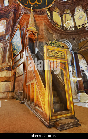 Il XIX secolo minbar islamica (mimbar o mimber) pulpito in Ayasofya ( Hagia Sophia ) Istanbul Turchia Foto Stock