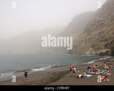 Sabbia nera sulla spiaggia sotto le scogliere di Los Gigantes Foto Stock