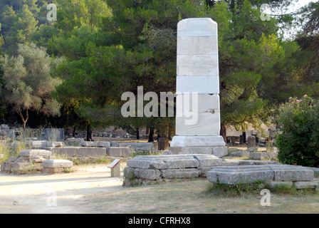 La Grecia. Vista del piedistallo in marmo, che hanno supportato la statua della Nike alata dallo scultore Paionios di Mende. Olympia. Foto Stock