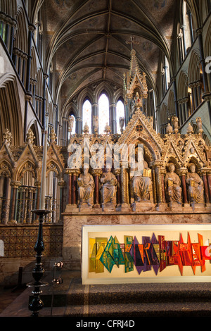 Regno Unito, Inghilterra, Worcestershire, cattedrale di Worcester altare, 1969 altare tela raffigurante cattedrale riflessa nel fiume Severn Foto Stock