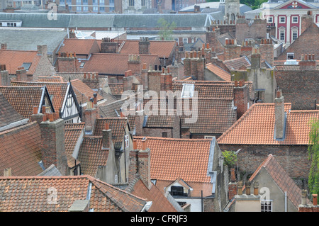 Tetti di York prese dalla torre della cattedrale di York Minster Foto Stock