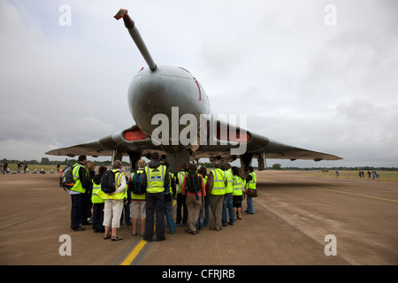 Tour guidato di ricovero di gruppo sotto le ali del bombardiere Vulcan Foto Stock