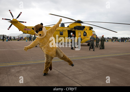 Orsacchiotto di peluche fund raising mascotte della carità nella parte anteriore del Westland Sea King RAF ricerca e salvataggio in elicottero Foto Stock