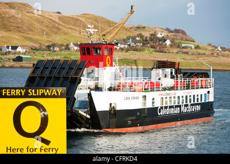 Il traghetto Raasay proveniente in Sconser sull'Isola di Skye in Scozia, Regno Unito. Foto Stock