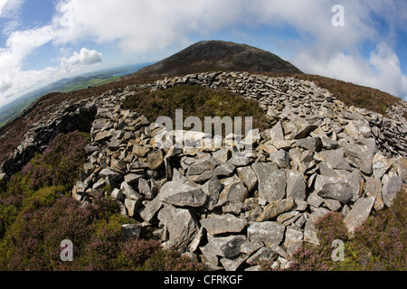 I resti di età del ferro roundhouses in tre'r Ceiri hill fort in Yr Eifl montagne, il Galles del Nord Foto Stock