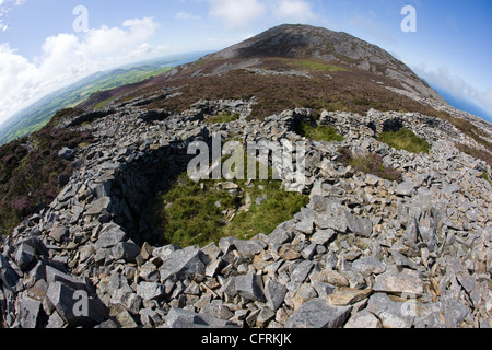 I resti di età del ferro roundhouses in tre'r Ceiri hill fort in Yr Eifl montagne, il Galles del Nord Foto Stock