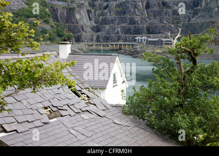 Tetto in ardesia, che necessitano di riparazione, affacciato Dinorwic cava di ardesia vicino a Llanberis in Galles del Nord Foto Stock