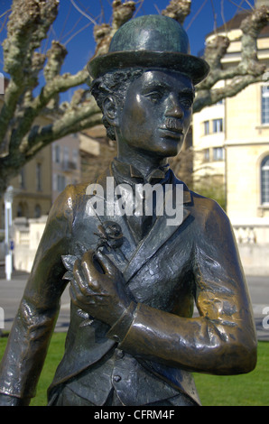 Statua in bronzo per commemorare Charlie chaplin eretto sul fronte lago a Vevey in Svizzera dove ha vissuto ed è morto Foto Stock