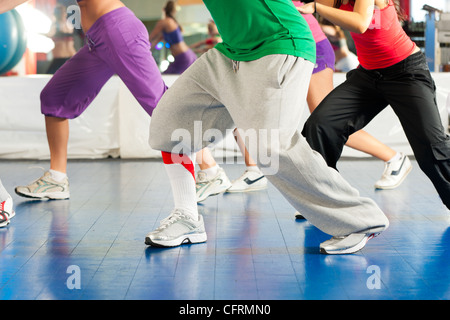 Fitness - Giovani (solo le gambe per essere visto) facendo formazione Zumba danza o allenamento in palestra Foto Stock