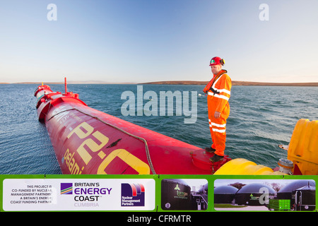 Un Pelamis P2 onda generatore di energia sulla banchina a Lyness su Hoy, Orkney Isles, Scotland, Regno Unito. Foto Stock