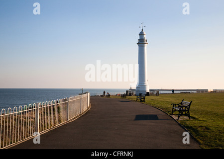 A Seaburn faro con Roker al di là di Sunderland Inghilterra Foto Stock