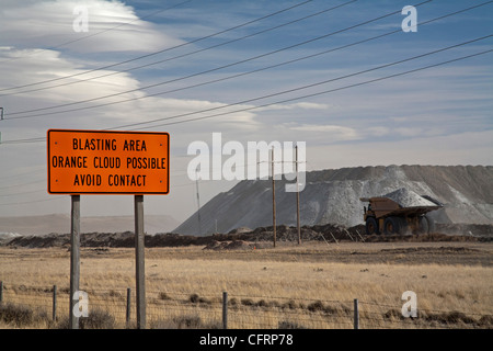 Segno avverte di sabbiatura di pericolo per la salute umana in miniera di carbone in Wyoming polvere del bacino del fiume Foto Stock