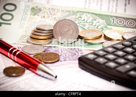 Soldi monete, calcolatrice sulle banconote in polacco Foto Stock
