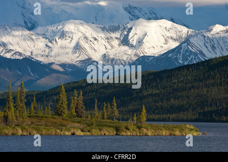 Le montagne del lontano Alaska Range sono visti su un punto di terra nel lago di meraviglia, Parco Nazionale di Denali, AK USA. Foto Stock