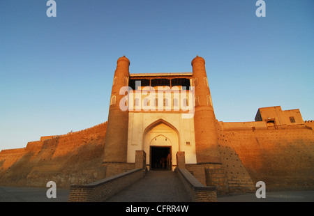 Uzbekistan Bukhara, l'arca fortezza, con i suoi 16 a 20 metri di mura e di ingresso incorniciato da due xviii secolo torri Foto Stock