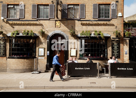 Il Golden Lion Wetherspoon pub, High St, Newmarket Suffolk REGNO UNITO Foto Stock