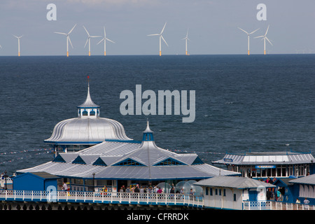 Il molo a Llandudno nel Galles del Nord, con energia eolica in distanza Foto Stock