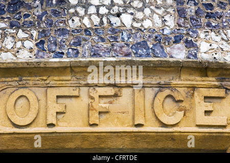 Ufficio segno scolpito in una Cotswold edificio in pietra, Stow on the Wold, nel Gloucestershire. Foto Stock