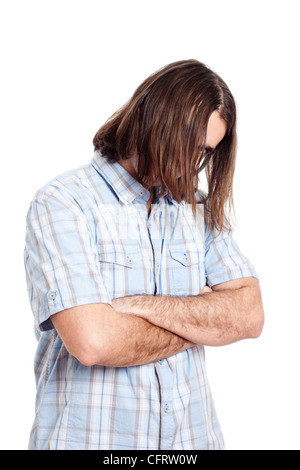 Moda Ritratto di giovane bello capelli lunghi uomo fiducioso, isolato su sfondo bianco. Foto Stock