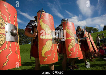 La Ermin Street Guard, soldati romani di prendere parte ad una rievocazione in Anfiteatro a Cirencester Foto Stock
