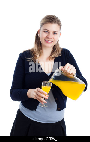 Felice giovane donna bellissima azienda caraffa di vetro con del succo di frutta isolato su sfondo bianco. Foto Stock