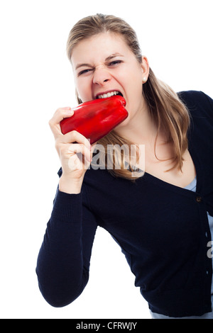 Donna affamati di mangiare carni rosse paprica dolce, isolato su sfondo bianco. Foto Stock