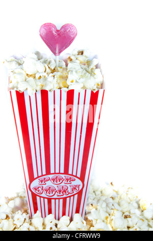 Immagine di una scatola con popcorn con un cuore candy in esso Foto Stock