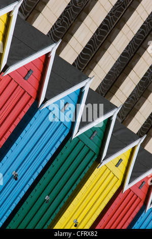 Vivacemente colorato beach capanne lungo il fronte mare in Boscombe vicino a Bournemouth Dorset Foto Stock