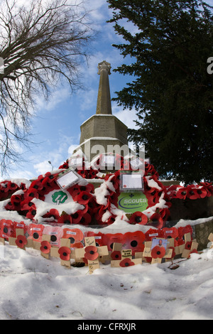 Il papavero ghirlande prevista sul memoriale di guerra o il cenotafio in Highworth, Wiltshire Foto Stock