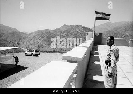 Jun 09, 2006; Azmak, IRAQ; capitano Omar di frontiera irachena pattuglia guarda in Iran dal confine fort a Azmak, nel Kurdistan iracheno. FILE foto: 18 maggio 2006. Credito: Foto di David I. lordo/ZUMA premere. (©) Copyright 2006 by David I. Gross Foto Stock