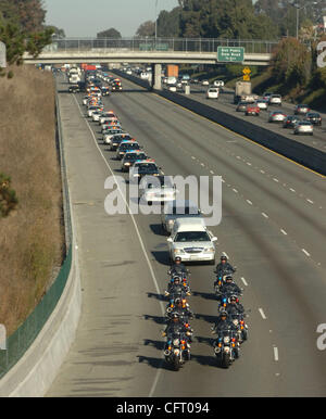 La polizia ha scortato funebre che porta il corpo di uccisi Richmond funzionario di polizia Kaliah Harper è seguita da una processione di applicazione della legge in quanto a testa in giù la interstate 80 in Richmond, Calif. venerdì 1 dicembre, 2006 a Richmond Civic Center per Harper's Memorial. Harper, 28, a quattro anni di veterano Foto Stock