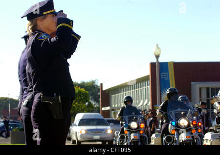 Richmond funzionario di polizia Lori Ritter saluta come un trasporto funebre Kaliah Harper è portato al Centro Congressi di Richmond per Harper's memoriale di servizio in Richmond, Calif. venerdì 1 dicembre, 2006. Harper, 28, a quattro anni di veterano del Richmond il dipartimento di polizia è stato ucciso la scorsa settimana. (Sherry Foto Stock