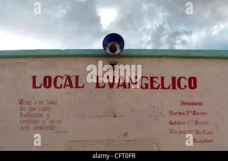 Dic 02, 2006 - Uyuni, Bolivia - il locale chiesa evangelica nel sud della Bolivia offre chiesa incontri ogni mercoledì in Quechua, la lingua indigena dei boliviani nella regione. Per i boliviani che parlano spagnolo pure, la lettura della Sacra Scrittura si traduce in "Venite a me tutti coloro che ar Foto Stock