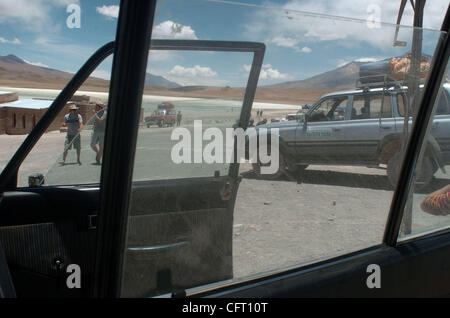 Dic 03, 2006 - Uyuni, Bolivia - "Gringos' (stranieri) tornare indietro a piedi per i veicoli 4x4 che li assume in un tour del Salar de Uyuni, il più grande e il più alto lago di sale nel mondo, dopo una visita al 'Salt Hotel e' un hotel costruito interamente di sale. Solo una piccola percentuale delle saline sono effettiva Foto Stock