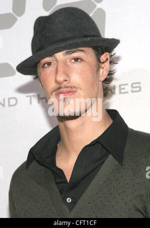 Dic 04, 2006; Hollywood, CA, Stati Uniti d'America; Attore Eric Balfour arriva al '24' stagione cinque DVD launch party tenutosi a Les Deux a Hollywood. Credito: Foto di Marianna giorno Massey/ZUMA premere. (©) Copyright 2006 by Marianna giorno Massey Foto Stock