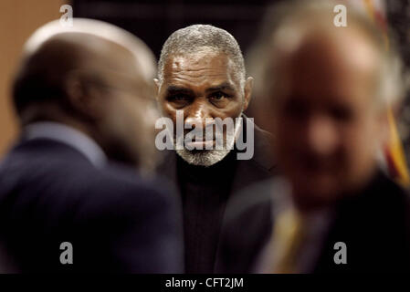 120506 incontrato williams (5 di 7) --Personale Foto di Libby Volgyes/Palm Beach post 0029960j--per la storia di JANE MUSGRAVE-WEST PALM BEACH--Richard Williams, circondato dai suoi legali, si guarda intorno le aule di tribunale durante il martedì la prova delle stelle del tennis Venus e Serena Williams. Venus e Serena Williams un Foto Stock