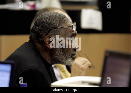 120506 incontrato williams (6 di 7) --Personale Foto di Libby Volgyes/Palm Beach post 0029960j--per la storia di JANE MUSGRAVE-WEST PALM BEACH--Richard Williams, ascolta la testimonianza durante il martedì la prova delle stelle del tennis Venus e Serena Williams. Venus e Serena Williams e il loro padre Richard sono involv Foto Stock