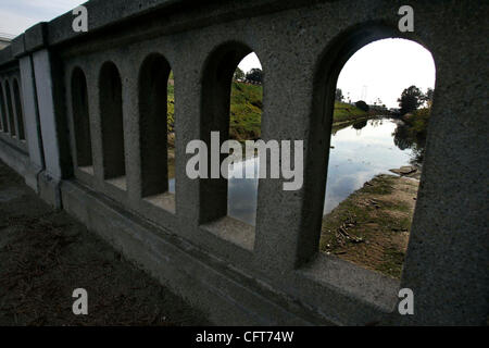 Dicembre 13, 2006 , San Diego,- Chollas Creek appena ad ovest della strada principale Birdge è dove milioni di galloni di liquame crudo dalla Stazione Marittima di San Diego caserma versata in per quasi due anni. Credito: foto da John Gibbins/San Diego Union-Tribune/Zuma Press Copyright 2006 San Dieg Foto Stock