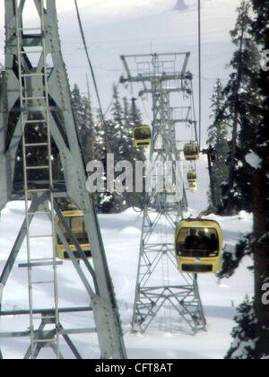 Una vista di gulmarg gondola gulmarg kashmir india questo cavo auto progetto mondi è il cavo più grande progetto di auto ed è famoso in tutto il mondo. questa neve- campi coperti a Gulmarg, una cinquantina di km da Srinagar Kashmir. In inverno, Gulmarg, che significa "eadow di fiori,' è interamente coperto da un 6-8 fe Foto Stock