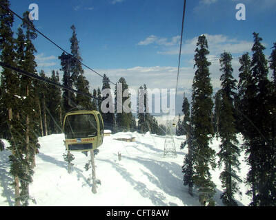 Una vista di gulmarg gondola gulmarg kashmir india questo cavo auto progetto mondi è il cavo più grande progetto di auto ed è famoso in tutto il mondo. questa neve- campi coperti a Gulmarg, una cinquantina di km da Srinagar Kashmir. In inverno, Gulmarg, che significa "eadow di fiori,' è interamente coperto da un 6-8 fe Foto Stock