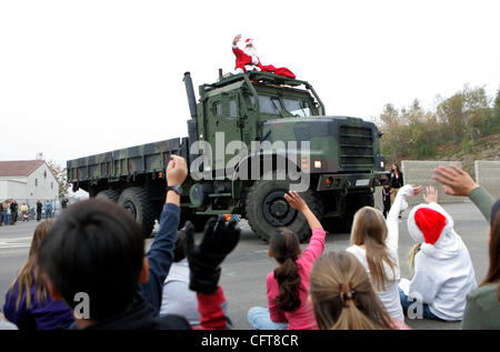 Dicembre 15, 2006, San Diego, CA Santa Claus onde per gli studenti di Carrillo Scuola Elementare di Carlsbad, CA come era arrivato da Camp Pendleton in cima a 7 ton MK-27 carrello con un Humvee vicino alle spalle. I marines sono arrivati per la sesta annuale unità alimentari organizzata dagli studenti e docenti a elemento Carrillo Foto Stock