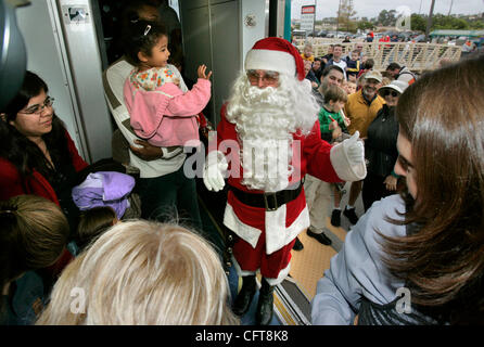 Dicembre 16, 2006, Carlsbad, California, Stati Uniti d'America Santa (non darebbe nome) salite a bordo di Santa's Coaster Express treno dopo una breve sosta per salutare le persone che avevano sperato di salire sul treno a Carlsbad stazione poinsettia. Era troppo pieno se foto di Charlie Neuman/San Diego Union-Tribune/Zuma Foto Stock