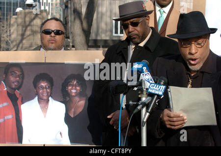 William Bell (C), il padre di Sean Bell, guarda come amico di famiglia George Taggart detiene una foto di Sean Bell con la sua mamma Valerie e la sua fidanzata Nicole Paultre come Sean il padrino Greg Jones (R) parla come la campana famiglia avvocati chiamata per un procuratore speciale per essere nominati per esaminare la f Foto Stock