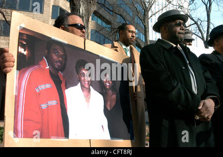 William Bell (R), il padre di Sean Bell guarda come amico di famiglia George Taggart (L) detiene una foto di Sean Bell con la sua mamma Valerie e fidanzata Nicole Paultre Bell famiglia avvocati chiamata per un procuratore speciale per essere incaricato di indagare sui fatti che circondano la uccisione di Sean Bel Foto Stock